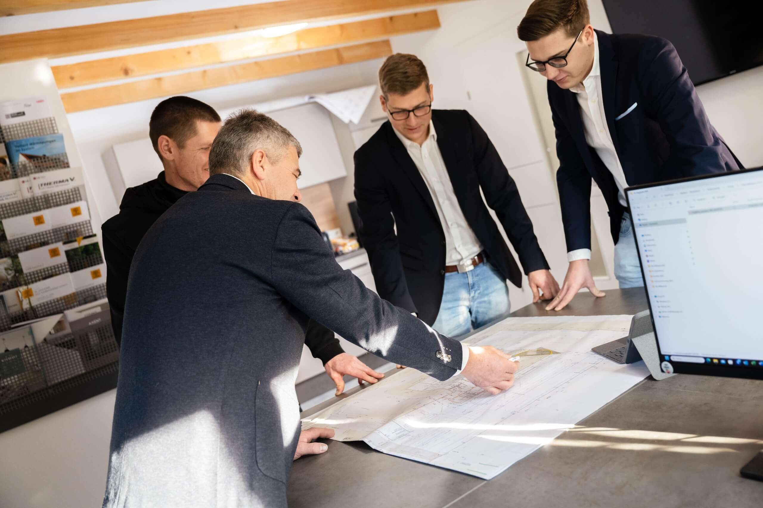 Installateur-Team plant Holz- und Solarheizung, Lüftung und Barrierefreiheit für Sanierung.