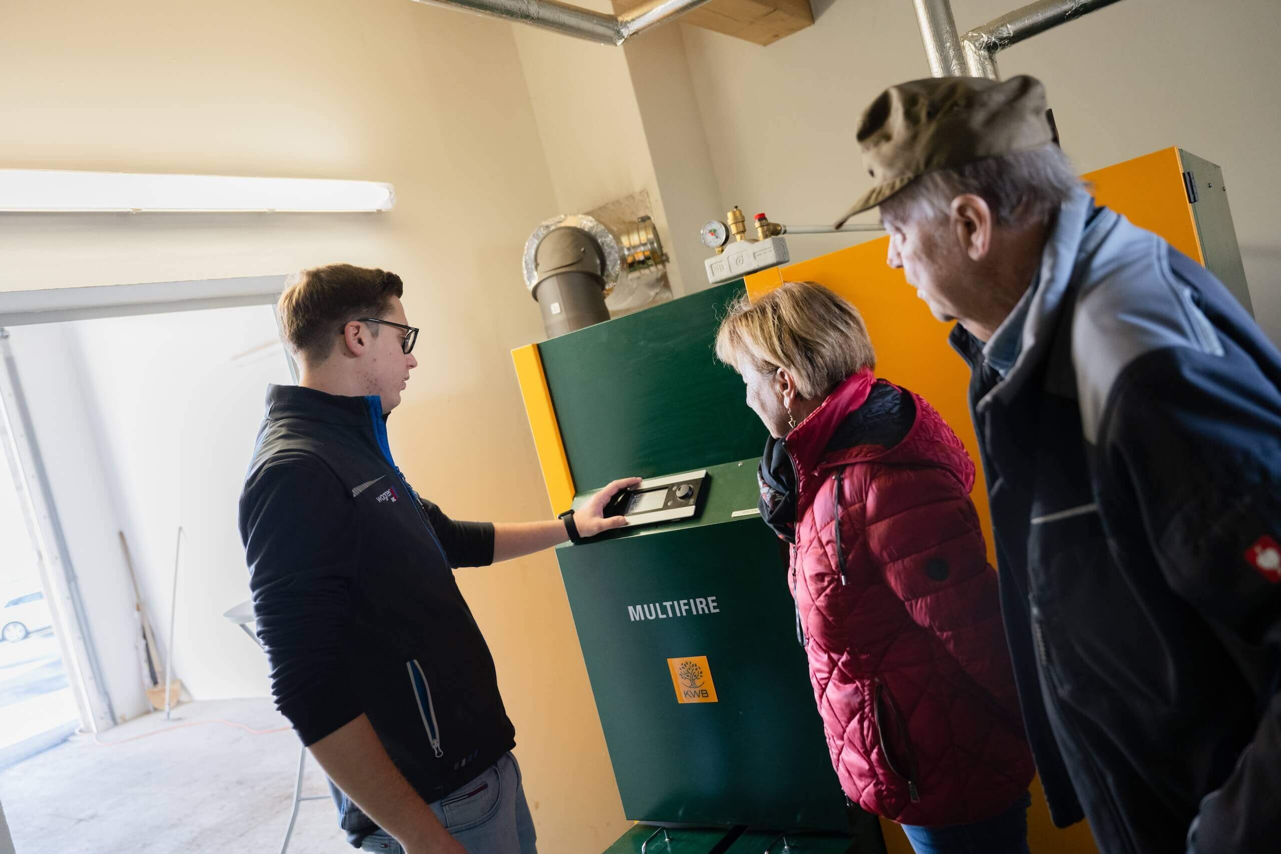 Installateur erklärt Holzheizung; Beratung zu Lüftung, Solarheizung, Sanierung und Barrierefreiheit für effizientes Wohnen.