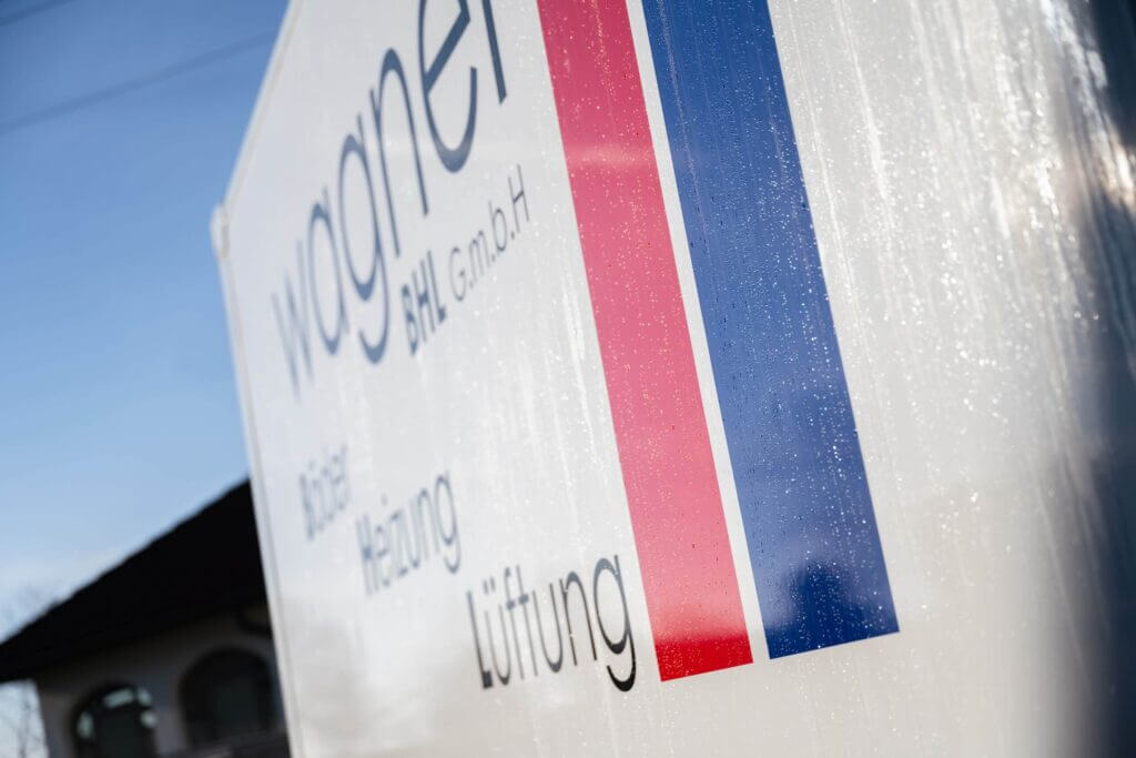 Installateur-Unternehmen bietet Holzheizung, Solarheizung, Lüftung, Sanierung und Barrierefreiheit für Ihr Zuhause.