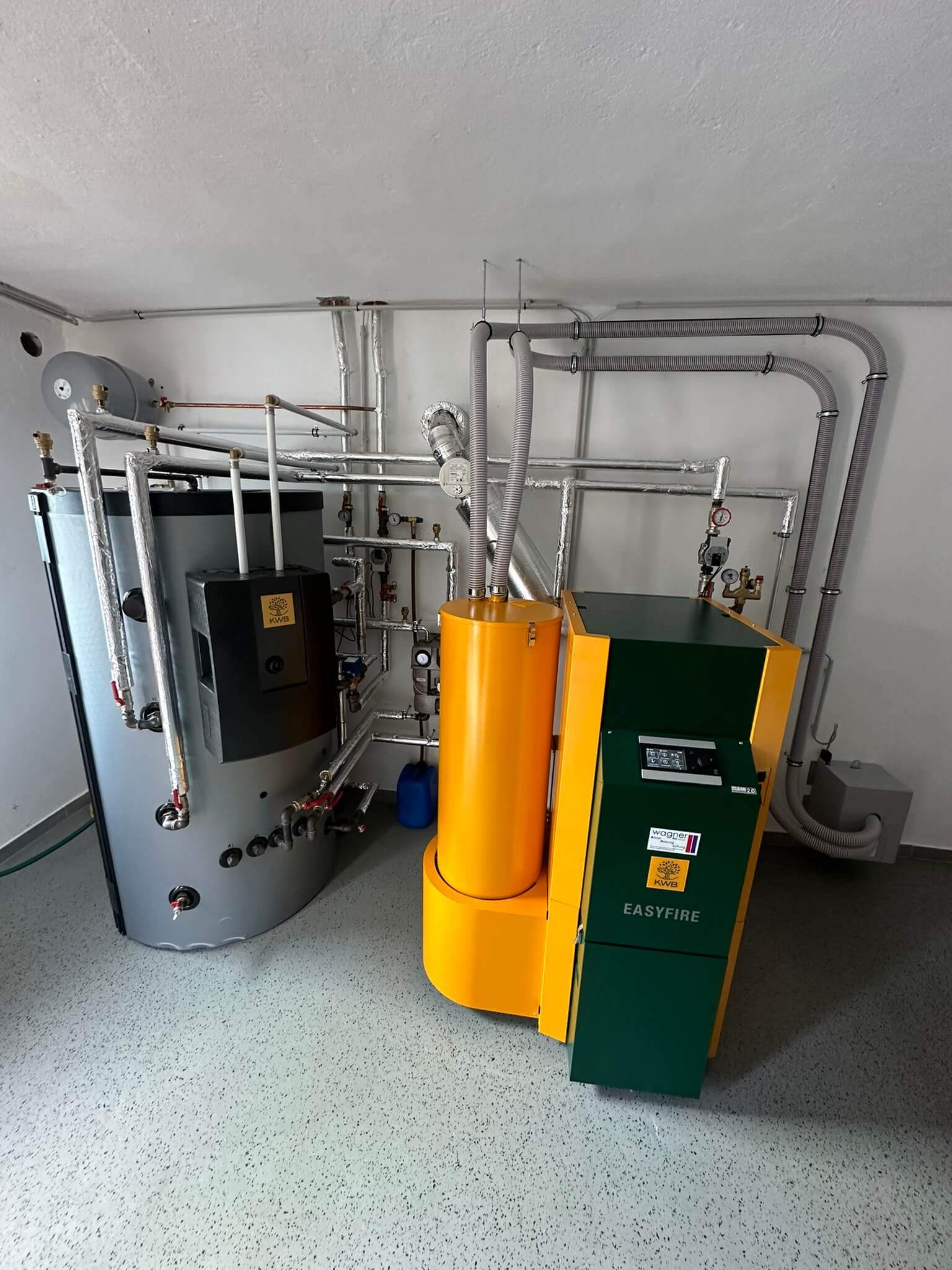 Moderne Heizungsanlage für Holz- und Solarheizung mit effizienter Lüftung: Installateur-Sanierung für Barrierefreiheit.