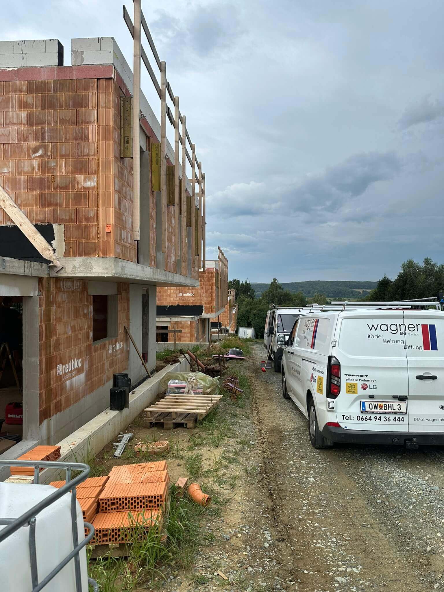 Baustelle für Sanierung und Barrierefreiheit mit Fokus auf Holzheizung, Solarheizung und Lüftung von Installateur-Unternehmen.