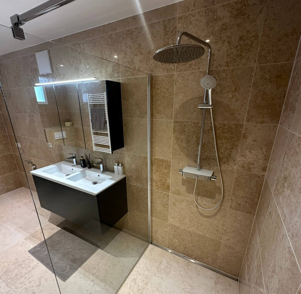 Modernes Badezimmer: Holzheizung und Solarheizung Integration, Lüftung, Sanierung und Barrierefreiheit vom Installateur.